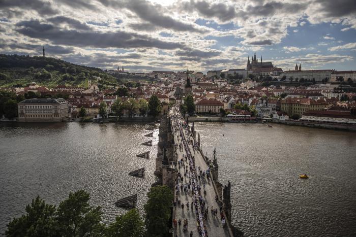 Coronavirus_Praga_Banquete_Puente