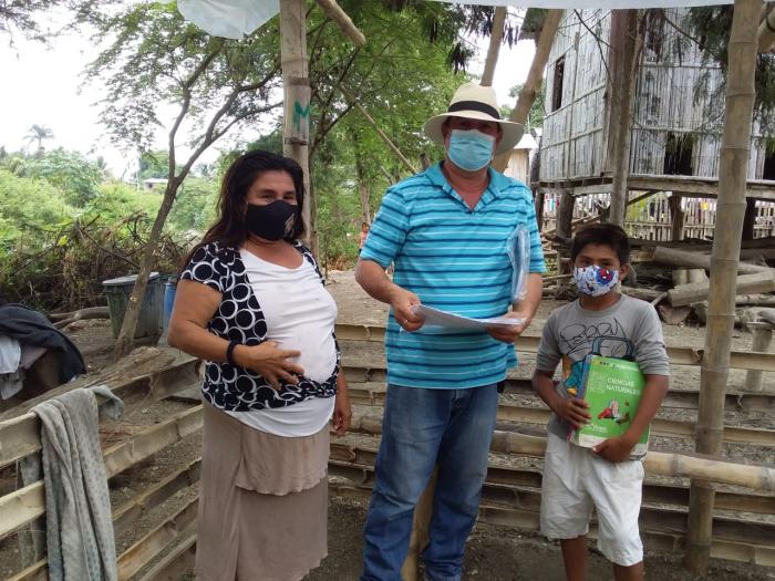 Clases en la Costa_Manabí_Entrega de fichas
