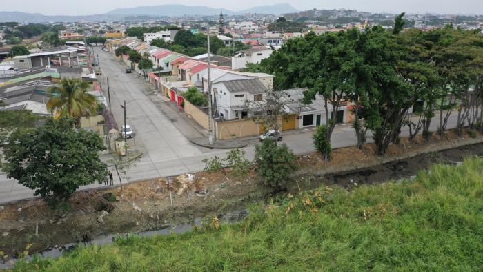 Canal. El mal olor del canal de aguas lluvias que pasa a un costado de la calle 21 noroeste, por las etapas 5 y 6 de Samanes, es uno de los problemas.
