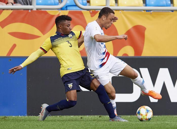 Diego Palacios (i) fue una de las figuras de Ecuador, en el Mundial Sub 20 de Polonia.