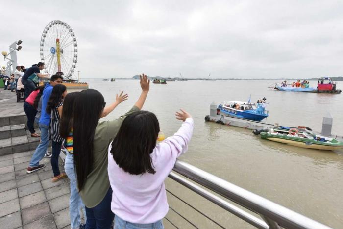 Público. El desfile náutico ‘El río Guayas es mi destino’ congregó a cientos de familias que llegaron al malecón Simón Bolívar a recrearse con este espectáculo sobre el agua.