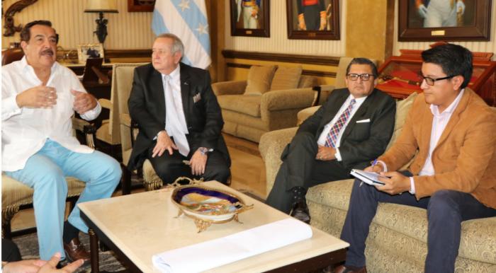 Alcance. El exalcalde de Guayaquil, Jaime Nebot, junto con el rector de la Universidad de Guayaquil, Roberto Passailaigue; Tito Quintero, entonces interventor jurídico de esa entidad educativa, y Héctor Hugo, director del proyecto Delta, propuesta urbanís