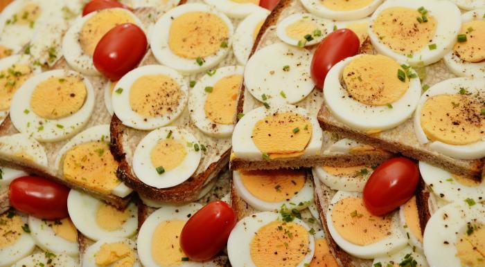 Huevos con tomates