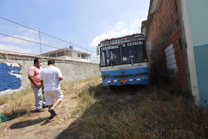 MALEZA EN BARRIO