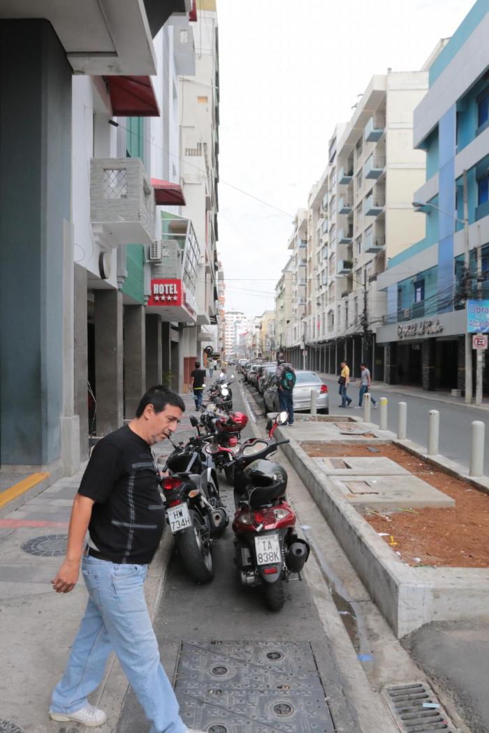 Según el Cabildo, existen 60 kilómetros de ciclovías. Muchas, como las de la foto, son usadas como parqueos. Otras como la de la vía a la costa, presentan numerosos daños.