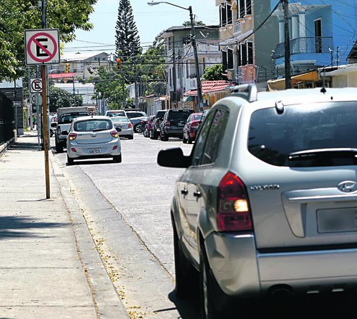 Luego de dar varias vueltas y no encontrar espacio para estacionar, varios vehículos se parquean en calles en las que está prohibido. Sucede durante todo el día.