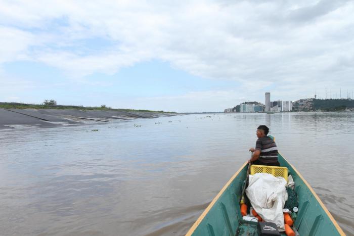 Obra. Los trabajos de retiro de sedimentos del río Guayas, por el islote El Palmar, deberán esperar.