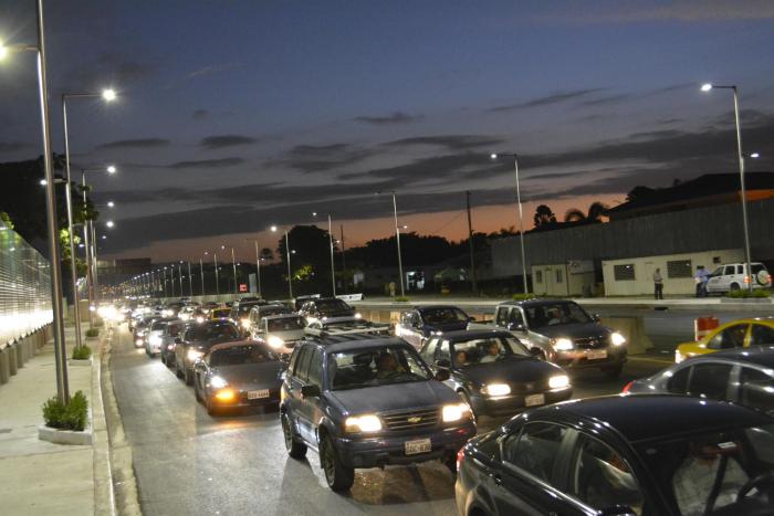 Lentamente avanzan los conductores que utilizan el nuevo puente sobre el río Daule. Se requiere con urgencia el nuevo paso elevado, ya que el semáforo no es la solución.