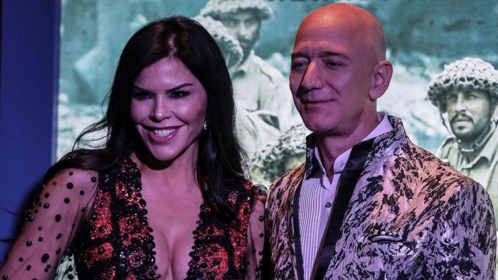 Jeff Bezos junto a su novia