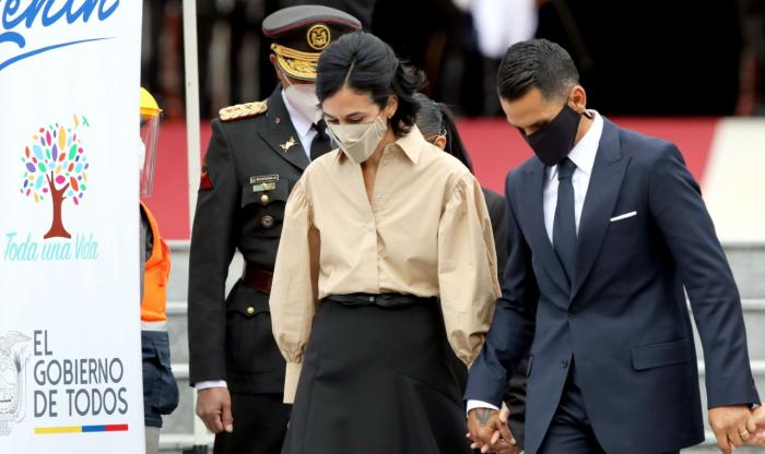 María Alejandra Muñoz y su esposo llegan a la ceremonia de investidura vicepresidencial.