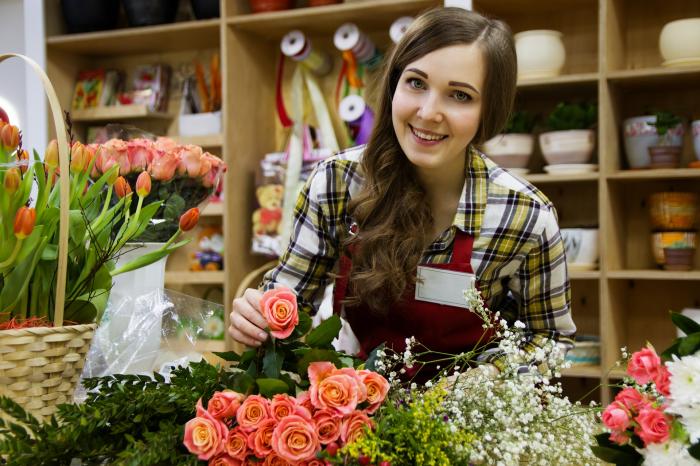 Chica vende flores