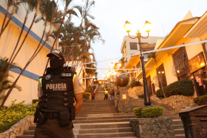 Un policía, a la entrada de las escalinatas. Seis efectivos cuidan la zona.