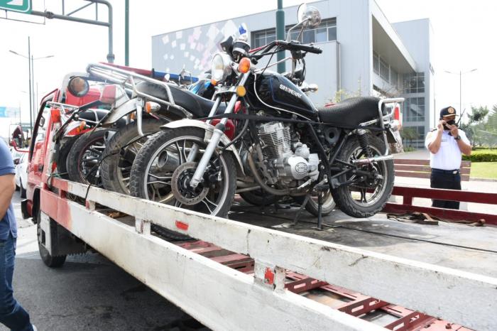 Motos