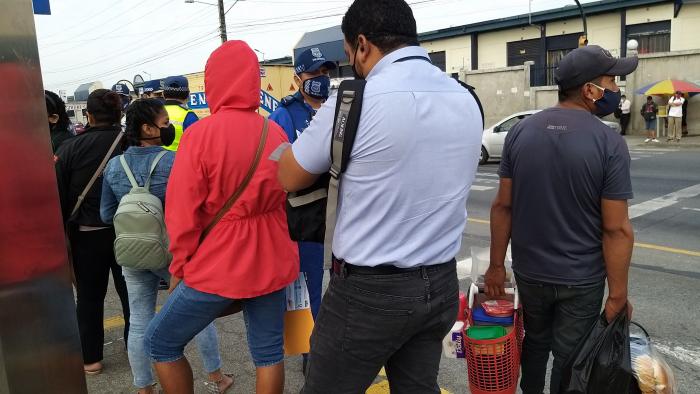 Las esperas se prolongan por falta de unidades en la metrovía.