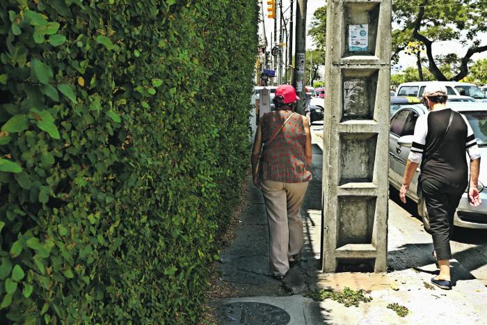 POSTES EN ACERA