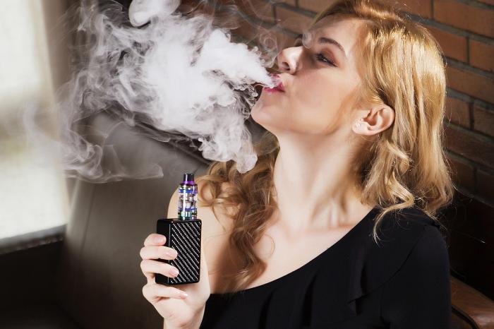Joven mujer vapeando