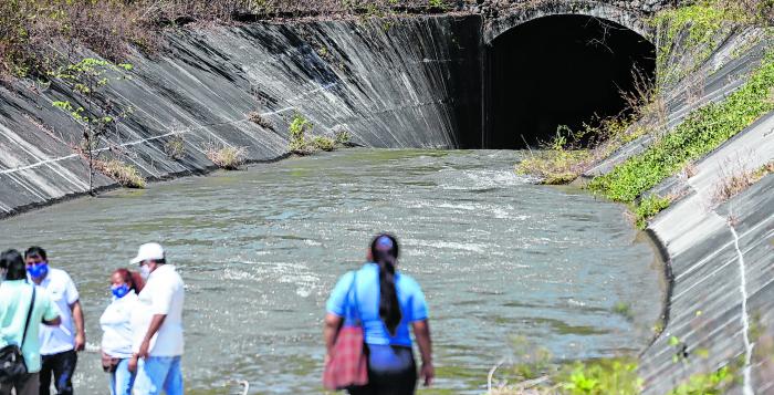 El canal de la muerte no tiene vallas de seguridad ni señales.