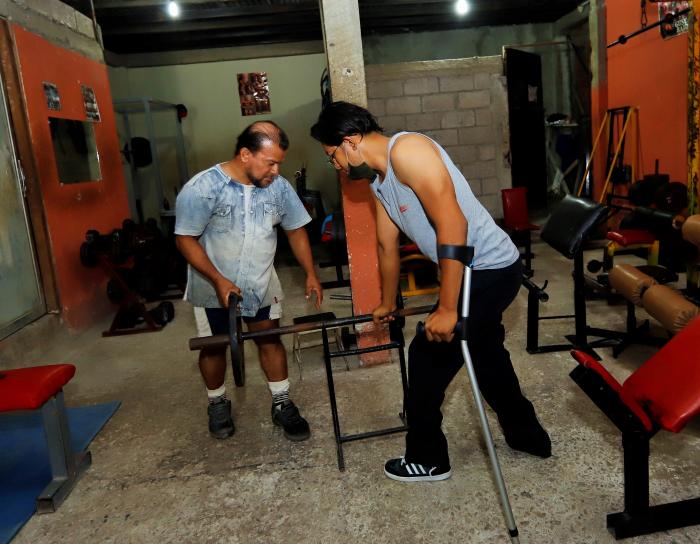 JOVEN CON DISCAPACIDAD(32333695)