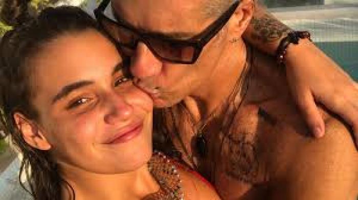 Fernando Carrillo con su novia.