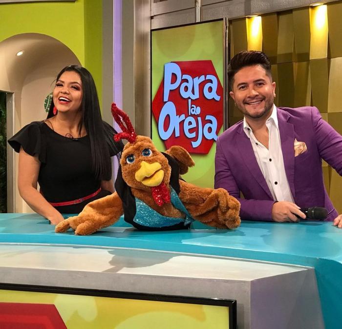 Priscilla Tomalá con el gallo Lucas y Jorge Heredia.
