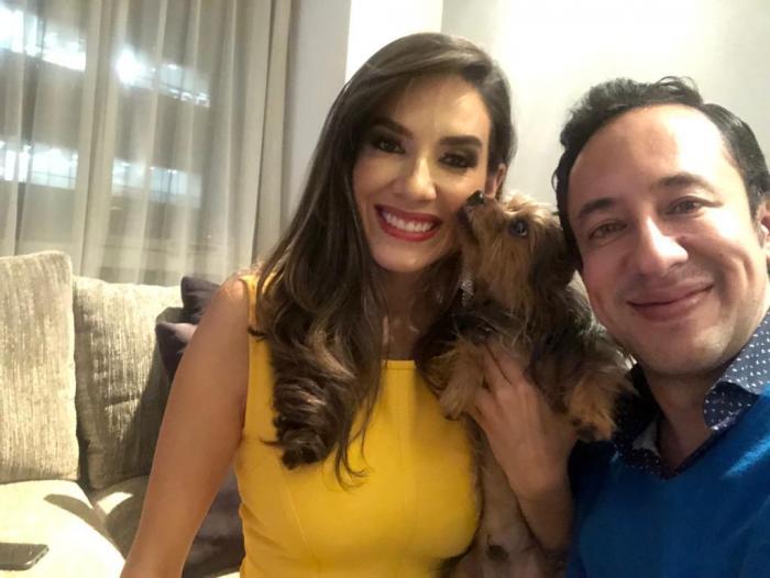 César Escalante junto a su novia y mascota.