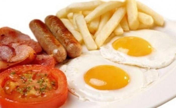 Huevos, salchichas y papas fritas