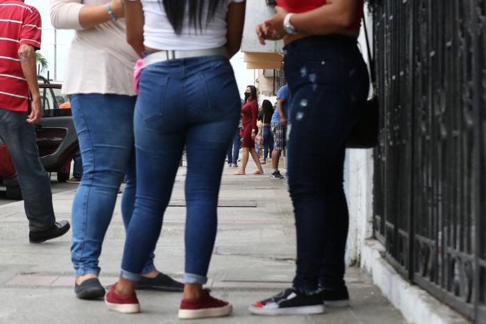 Trabajadoras sexuales se instalan a lo largo de la calle 17 a diario, pese a los controles.