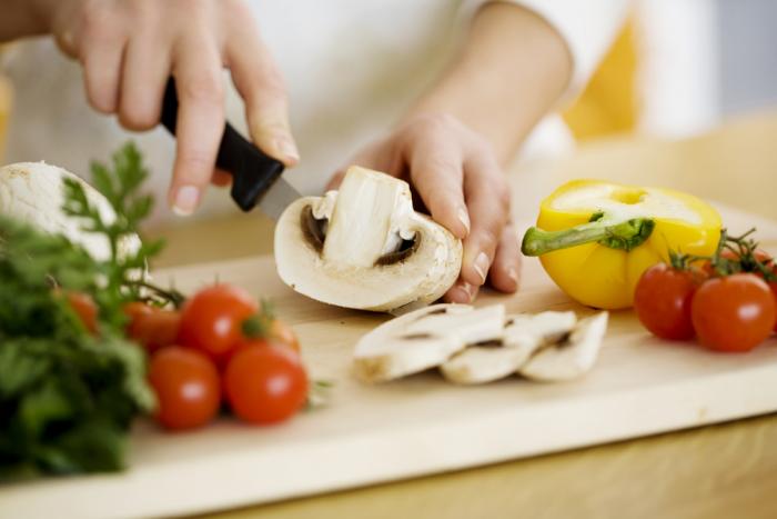 Mujer picando alimentos