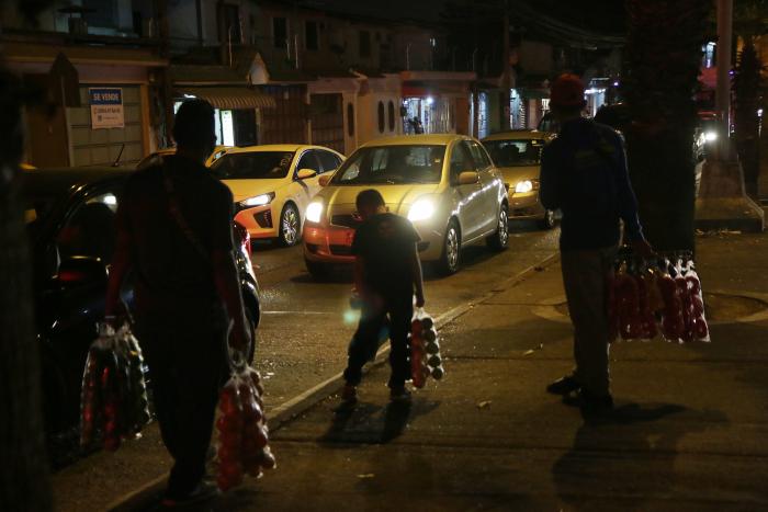 Los menores que trabajan en las calles se arriesgan a ser arrollados por los vehículos.
