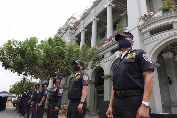 Se simuló un disturbio cerca del Municipio de Guayaquil.