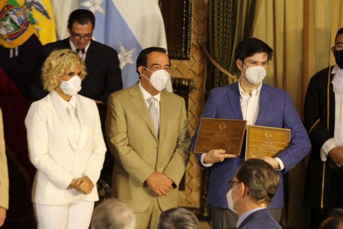 Condecoración a EXPRESO