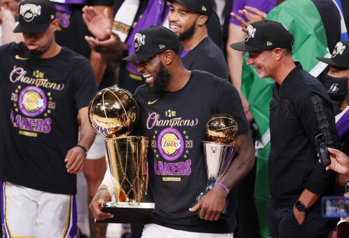 Los Angeles Lakers at (32609493)