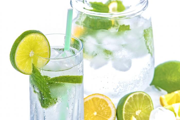 Jarra de agua con rodajas de limón