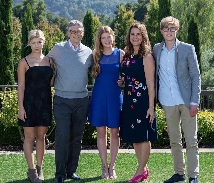 Bill Gates junto a esposa e hijos.