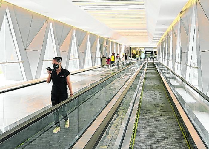 El puente peatonal tiene transportadoras, para una mayor comodidad de sus visitantes.