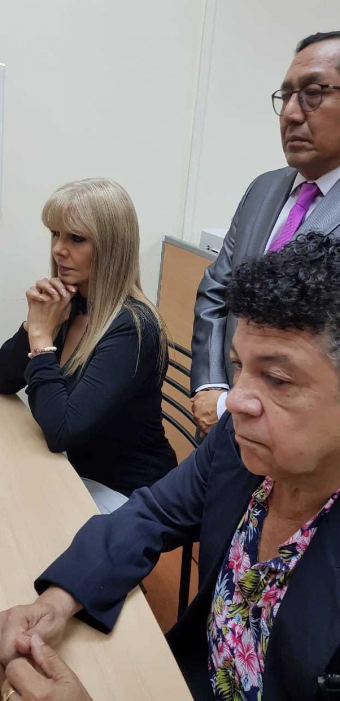 Durante la firma del divorcio de Gustavo Pacheco