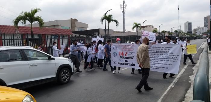 Protesta alumnos de enfermería