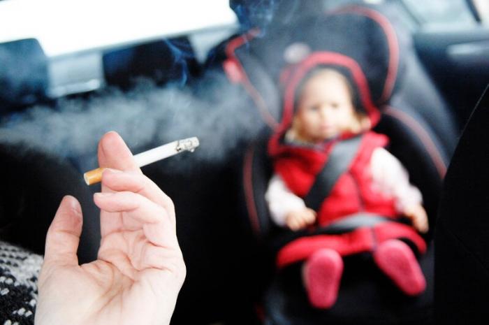 Jamás fume si hay un infante presente
