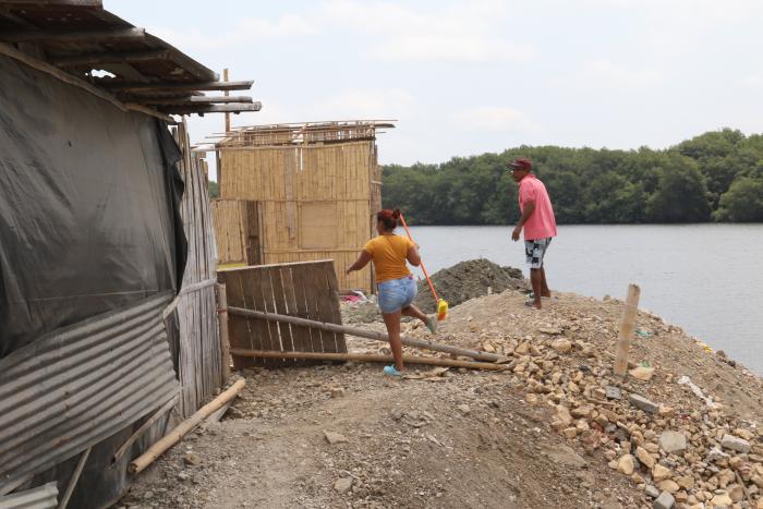 Algunas construcciones de caña y otras de cemento se pueden ver otra vez en las orillas del Salado.