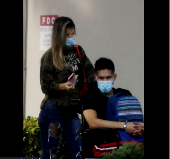Chyno saliendo del hospital el 13 de noviembre.
