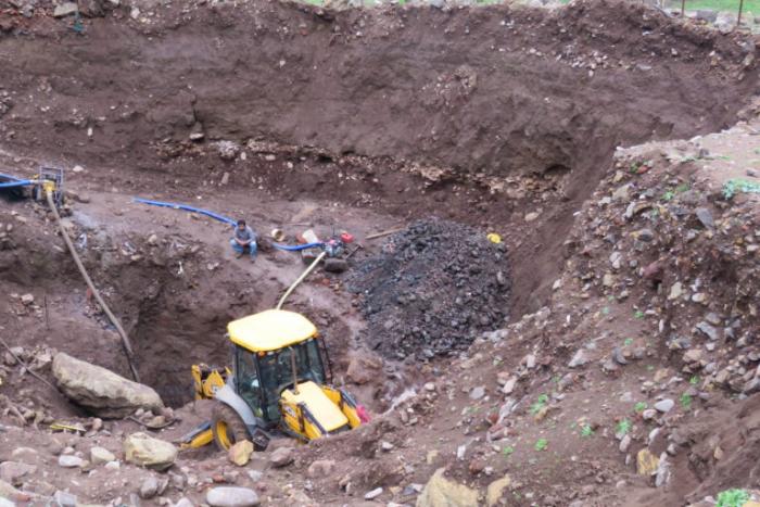 Trabajos con retroexcavadora al interior del Parque Nacional.