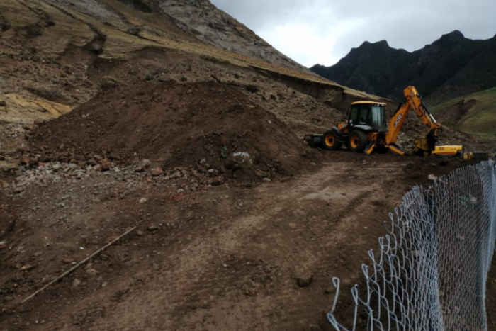 Trabajos con retroexcavadora al interior del Parque Nacional.