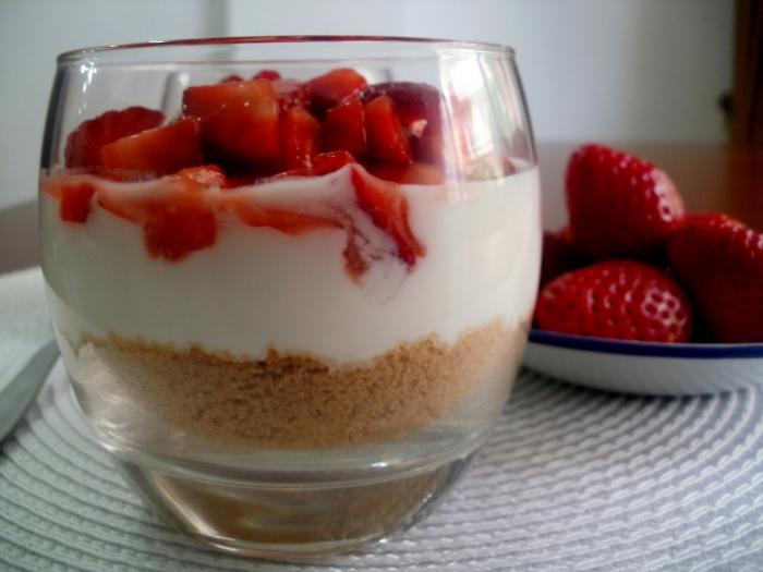 Yogur con galletas y frutillas
