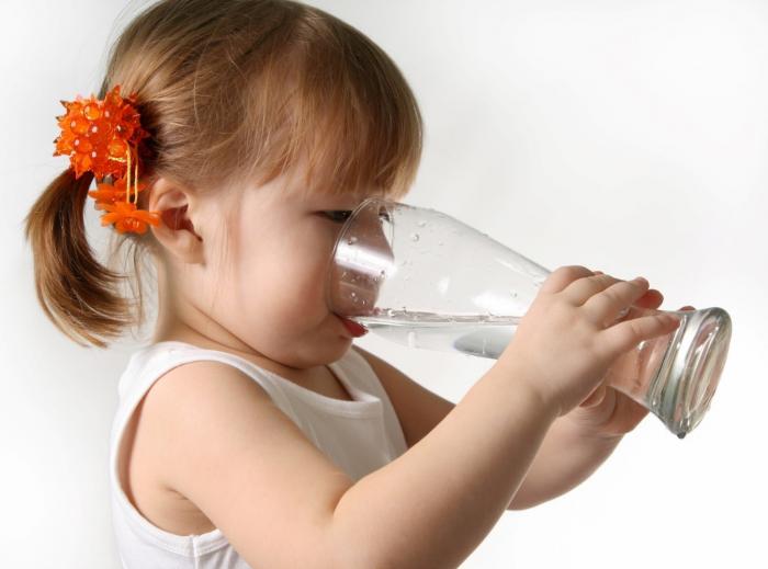 Niña bebiendo agua