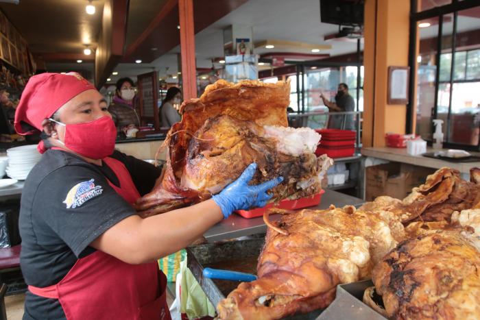 La venta de hornado es tradicional en Rumiñahui.