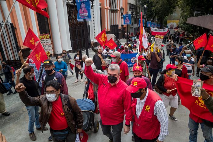 Militantes del Partido Comunista de Venezuela (PCV) participan en una manifestación, el 26 de noviembre del 2020, en Caracas, (Venezuela).