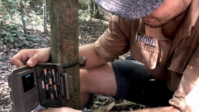 JUAN DE DIOS MORALES Instalando la Camara trampa