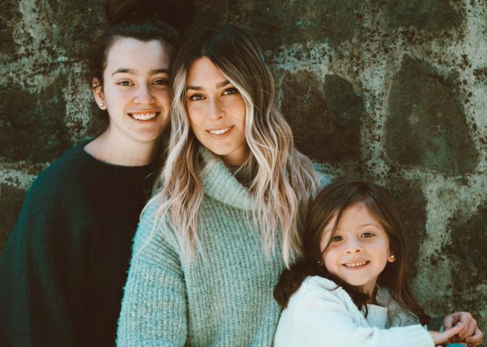 Daniela Iturralde junto a sus hijas