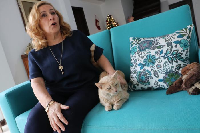 Prisca con su gatro