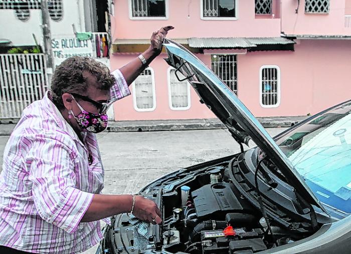Aunque no a la perfección, tiene nociones básicas de mantenimiento técnico para su automotor. Dice con orgullo que puede cambiar sola una llanta.